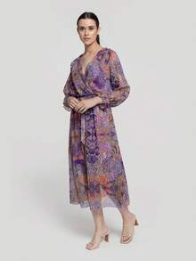 ARMONIAS Vestido Largo Evasé de Gasa Morada con Estampado Cachemir y Acabado Brillante - Diseño con Cuello Pico y Manga Larga con Puño Elástico - Cintura Fruncida y Cinturón a Contraste para un Ajuste Perfecto - Forrado para Mayor Comodidad - Disponible en Tallas S, M  - Hecho en Italia para un Toque de Elegancia✅ Entrega 24/48 Horas - MORADO - Ver 1