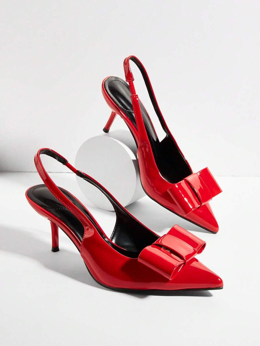 Talons hauts minimalistes et élégants  enrobé rouge à bout pointu avec nœud papillon et bride à la cheville