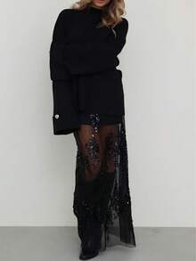 Saia preta de lantejoulas, elegante e com recortes em tule, ideal para festas e encontros românticos no início da primavera.