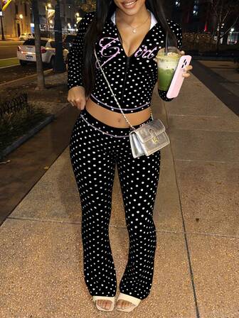 LovelyWholesale Conjunto de dos piezas de ropa de mujer para otoño con top de manga larga con capucha con estampado de lunares y letras "Girl" y pantalones acampanados con estampado de letras