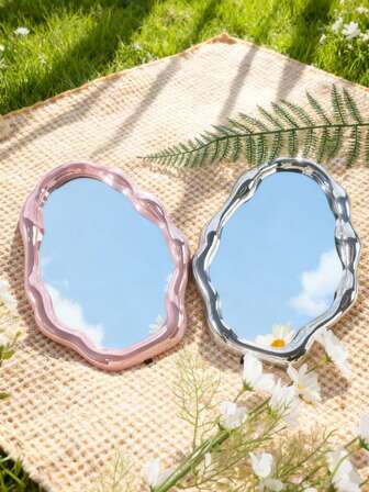 电镀云朵化妆镜，使用方便，风格优雅，适用于家居、浴室、卧室化妆和装饰，也适用于约会、聚会、教室、室内、室外、圣诞节场景等场合。