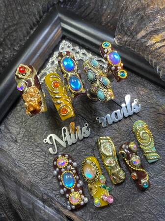 10 st handgjorda akryl press-on naglar långa fyrkantiga naglar, bruna & gula & gröna flerfärgade naglar i kombination med 3D-änglar & körsbärs- & kedjepärlor & hjärtan & färgade diamanter design heldäckande press-on nagel, färgglada glänsande nagelstenar, handritade kromnagelpuder geometriska mönster design, lämplig för daglig användning, perfekt för kvinnor och flickor perfekt för fester, ceremonier och vardagsbruk med det medföljande verktygskitet en utmärkt present till kvinnor