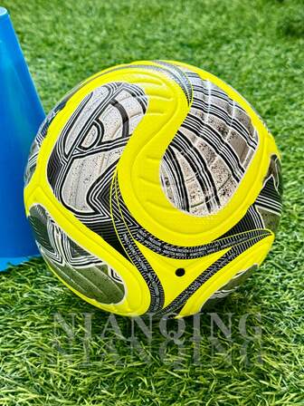 1个热销高端专业成人训练比赛用5号足球，采用优质PU皮革，防滑、耐磨、高弹性，适合室内外使用，无缝热熔粘合，柔软不伤脚，稳定易控。