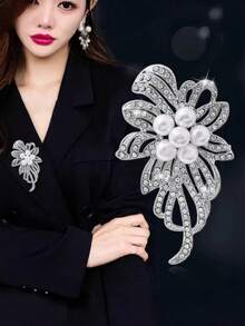 1pc Elegant Snowflake Brooch, White Pearl Versatile Lapel Pin For Suit Jacket, Suitable For Christmas, Birthday, Wedding, New Year Gift - Silver - View 4