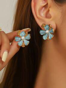 A Vintage French Style Oil Drop Flower Earring With Fashionable Design And Metal Style Petal Earrings, Light Luxury And Super Fairy Internet Famous Earring Accessory - Multicolor - View 3