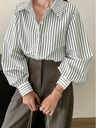 优雅纯色及条纹长袖衬衫，适合秋冬季节女士穿着。经典时尚的翻领条纹衬衫，是打造秋季通勤时尚优雅造型的理想之选。经典柔软舒适的单排扣长袖衬衫，适合办公室、通勤及日常生活穿着。