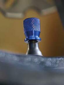 2 pièces Grands capuchons de valve de pneu de voiture/moto de 12 mm avec motif de maille exquis, couvercles anti-poussière, chapeaux de tige de valve élégants et filetés, convenant aux voitures, motos, camions, vélos