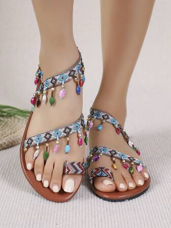 1 par de chanclas decoradas con cuentas de estilo bohemio, con correas tejidas con patrones bohemios y decoración de borlas con cuentas multicolor
