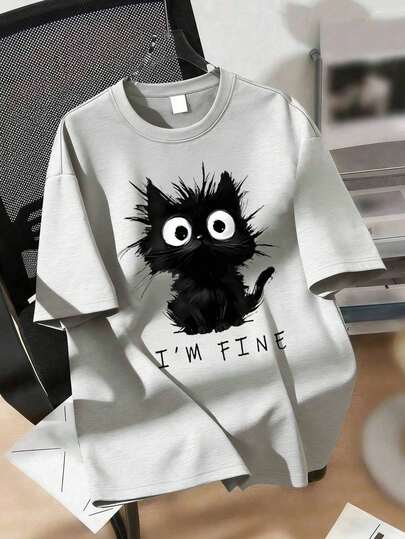 女士休闲宽松版型黑色猫咪图案印花加大码T恤，趣味绘画风格图案，纯色设计，适合日常穿着、外出、聚会、上学、音乐节、度假、通勤等场合。可作为礼物送给家人、男朋友、女朋友、朋友，也是女孩冬季必备单品。