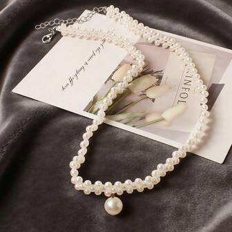 1件时尚、经典、优雅的小众设计仿珍珠项链，百搭迷人的女士珠宝配饰，适合日常佩戴、度假、馈赠。