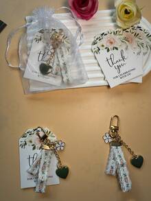 Set da 15 pezzi di ciondoli e portachiavi stile INS con margherite, inclusi portachiavi, sacchetto regalo e biglietto di ringraziamento, decorazione creativa per portachiavi, ciondolo per cuffie in pizzo, accessori per confezioni, ciondolo per pacchetti auto per San Valentino, stile gotico carino da campus Y2K, adatto come regalo per amici, matrimoni, compleanni felici, lauree, notti di Ramadan e altre occasioni importanti - A - Visualizzare 2