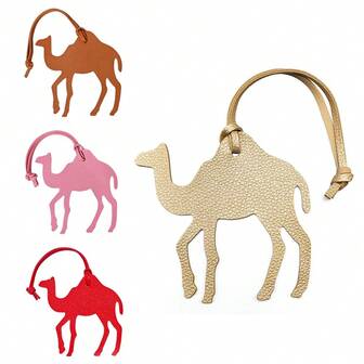 1 件纯色 PVC 皮革骆驼形钥匙扣，时尚、简约、设计新颖，适合情侣、学生、男女，可作为日常、节日、约会、度假、旅行配件，是送给男朋友、女朋友、妈妈、孩子情人节的理想礼物