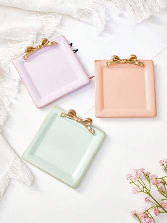 1个简约黄色方形蝴蝶结装饰托盘，树脂材质，摄影道具，适用于室内家居装饰、桌面装饰、化妆台收纳，全年可用