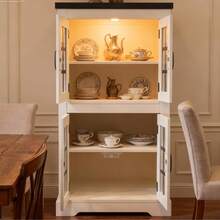 Aparador con espacio de almacenamiento, puertas de cristal, toma de corriente integrada y placa superior con relieve negro, ideal para cocina, barra de café, despensa y sala de estar. - Blanco y Negro - Ver 2