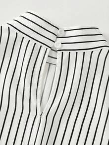 女士黑白竖条纹衬衫，配大蝴蝶结领和泡泡袖。优雅时尚的上衣，精致的女士衬衫，是情人节的完美之选。 - 黑與白 - 查看 6