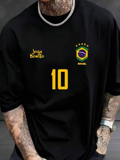 Camiseta Masculina T-Shirt Brasil Número 10 Estilo Joga Bonito, Modelo Preto com Escudo da Seleção, Estrelas e Tipografia Amarela de Destaque, Perfeita para Torcedores que Buscam Visual Moderno, Streetwear Esportivo e Identidade Brasileira. A peça entrega estilo autêntico, referência ao futebol clássico, combinação versátil para treinos, jogos, festivais, viagens e uso diário. Ideal para quem curto representa o país com atitude, conforto e personalidade, compondo looks masculinos urbanos com presença e impacto visual incompará