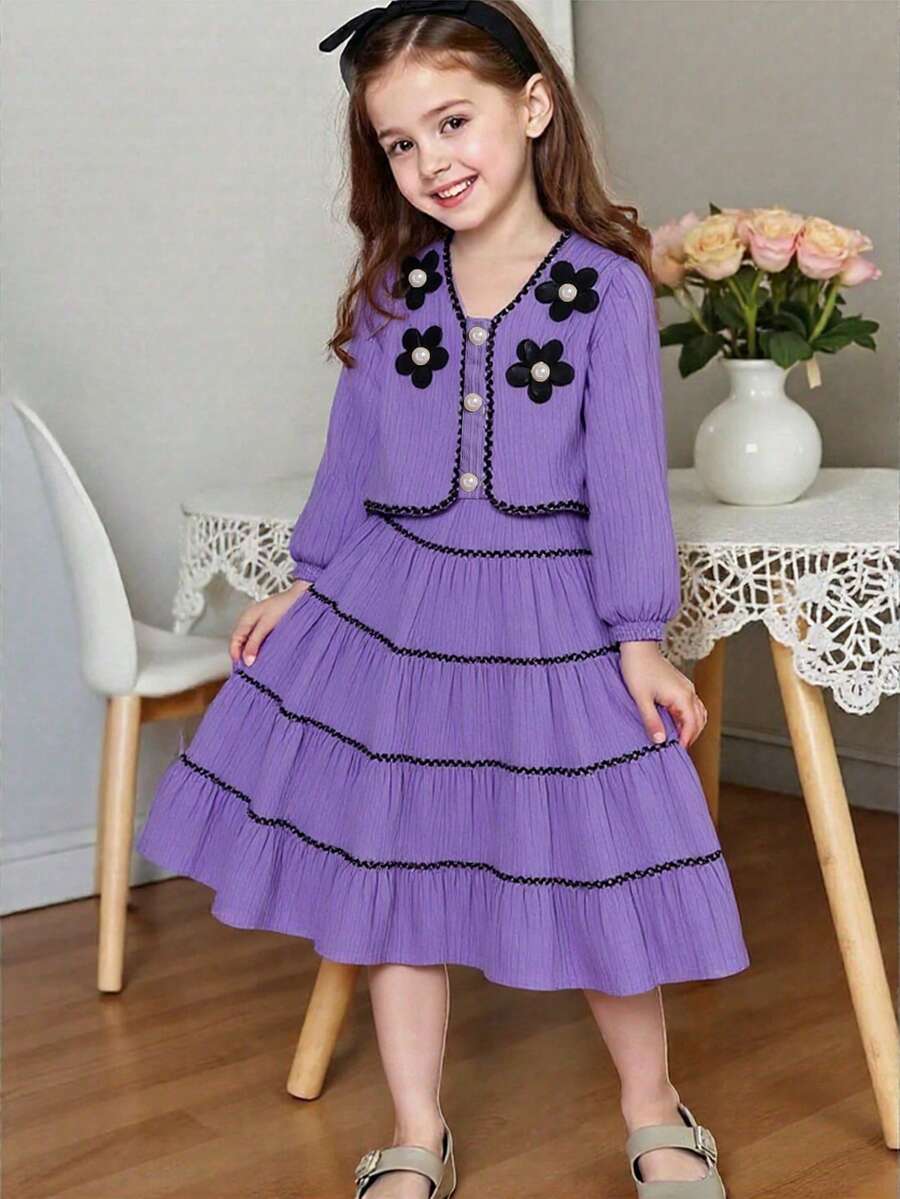 優雅幼童女童短版上衣與高腰裙套裝,泡泡袖設計展現可愛修身手臂線條,多層裙襬設計帶來優雅律動感,清新白色調搭配精緻黑色蕾絲與花卉裝飾,珍珠綴飾營造優雅高貴質感 - 紫色 - 查看 1