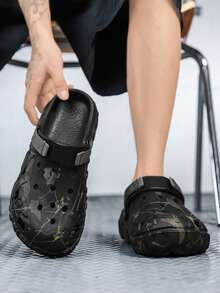 男士夏季户外透气凉鞋，迷彩树叶印花，EVA软底，防滑加厚鞋底，包头设计，足弓支撑，适合徒步、露营、海滩、街头穿着，轻便耐穿的休闲一脚蹬鞋