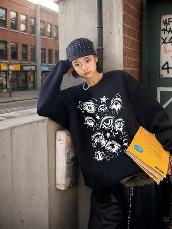 一件哥特风印花休闲宽松圆领卫衣，街头时尚设计，秋冬款