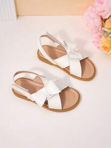 1 Pair Of Girls' Shoes With White Bow Cross Strap Sandals, The Upper Is Made Of Faux Leather Material, The Back Strap Adjusts The Elasticity, The Toe Exposed Low Top Style, Flat Heel Soft Sole, Sweet Princess Style, Suitable For Birthday Parties And Summer Garden Party Styling - White - View 4