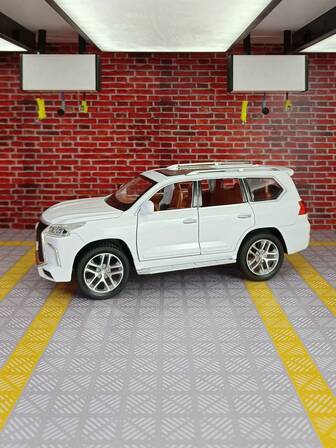 ESCBBXX 这款高性能城市越野SUV合金车模采用锌合金车身，两侧四扇车门均可打开，前引擎盖和后备箱盖也同样可以打开。它是一款儿童玩具车，具备逼真的声光功能。这款车模细节丰富、做工精良、品质卓越，既适合收藏，也是送给孩子的生日或开学礼物。