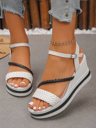 Ett par moderiktiga, höjdökande, vävda lättviktiga kilklacksandaler för kvinnor, lämpliga för daglig pendling, semesterresor och dejting. (Dessa skor är särskilt lätta)