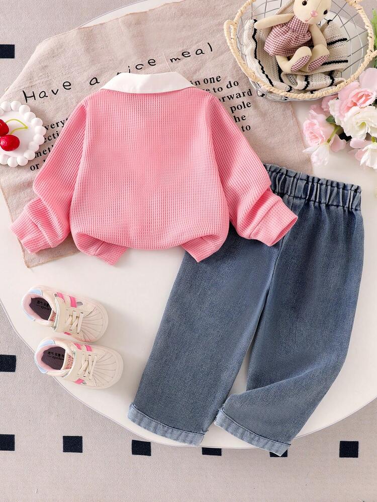 مجموعة أزياء للبنات الصغيرات: ملابس علوية بياقة مخالفة للون وتطريز الكرز بأكمام طويلة، وبنطال جينز بخصر متوسط مزين بأزرار وتطريز الكرز بتصميم حافة مرتدة 2 قطعة - وردي - مشاهدة 2