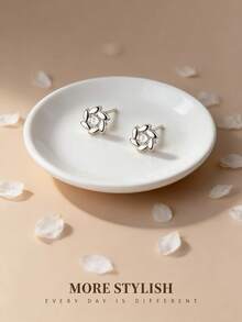 1 Par de Brincos de Botão Florais de Prata 925 Novos de 2025 para Mulheres, Brincos com Pétalas 3D Embelezados com Zircônia Cúbica de Design Único no Estilo Ins, Delicados e Leves para Uso Diário, Presentes para Meninas, Estudantes, Estilo Minimalista - Prata - Visão 1