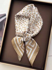 Estampado de leopardo con borde geométrico en color caqui