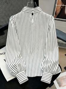 女士黑白竖条纹衬衫，配大蝴蝶结领和泡泡袖。优雅时尚的上衣，精致的女士衬衫，是情人节的完美之选。 - 黑與白 - 查看 3