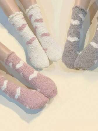 3双心形图案毛绒中筒袜，情人节袜子