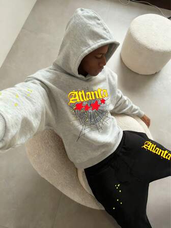 这款休闲两件套采用字母印花图案，适合秋冬季穿着。这款多功能加厚圆领卫衣和运动裤套装，印花设计，是青少年男孩的理想之选。