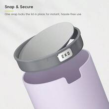 Computer trash bin with flip - top lid for small table suitable for office, home, car, has a round 0.4 - gallon capacity (pink) - Lavanda - Ver 5