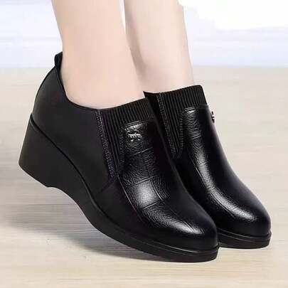 Nouvelles chaussures à enfiler pour femmes  doux avec semelle souple et talon compensé. Chaussures casual à bout rond et talon épais, idéales pour les mères