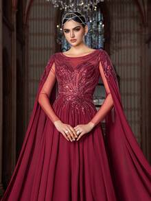 Cette robe en mousseline pour femme présente un col châle drapé et des manches évasées en forme de cloche. Le corsage est orné d'un motif pailleté et perlé radieux, et la jupe évasée jusqu'aux chevilles crée une silhouette fluide et élégante. Cette robe est un choix idéal pour les mariages, les galas de gala, les célébrations culturelles et les événements sur le tapis rouge. - Rouge foncé - Voir 6