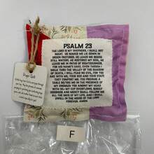 带十字架的祈祷毯，口袋大小的迷你祈祷毯，手工制作的十字架口袋祈祷毯，饰有鼓舞人心的圣经经文 - 完美的基督教礼物，适合复活节、感恩节、圣诞节、新年、母亲节，寓意深刻的诗歌设计，涤纶面料，适合洗礼、初领圣体、圣诞节、感恩节、新年和其他宗教场合。 - 多色 - 查看 10