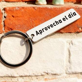 1pc Spanish Inspirational Quote Keychain, "Aprovecha El Día", Engraved Stainless Steel Mirror Finish Pendant, Elegant Accessory, Gift For Friends, Family, Coworkers, Spouse, Suitable For Parties, Dinners, Birthdays, Christmas