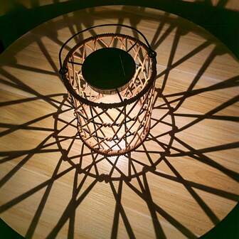 1 handgjord, vintage, solcellslykta i rotting med automatisk varm belysning. Perfekt för camping, trädgårdsstämning eller som en unik present till vänner, par eller föräldrar.