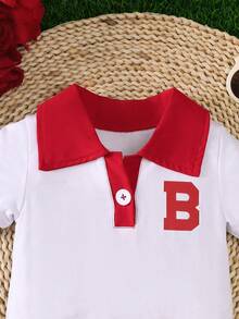 Conjunto de 2 piezas de blusa con estampado de letras tipo universitario y falda plisada para niñas pequeñas, conjunto de ropa para exteriores - Rojo - Ver 4