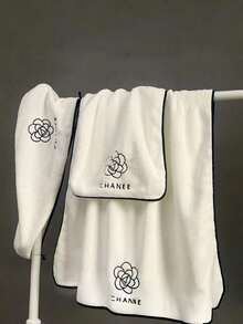 4 件套山茶花图案女士家居浴巾，可穿在身上或用大浴巾包裹的浴裙，吸水性强、柔软舒适的干发帽，是基本的浴室配件。