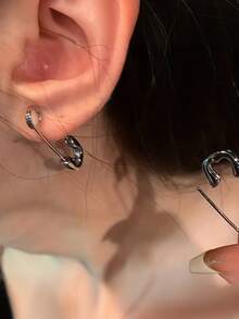 一对独特的别针设计耳环 - 创意十足、个性鲜明的朋克风回形针耳环，男女皆宜，前卫又不失优雅的朋克配饰，展现大胆的个性表达和独特的时尚态度 - 彩色 - 查看 5