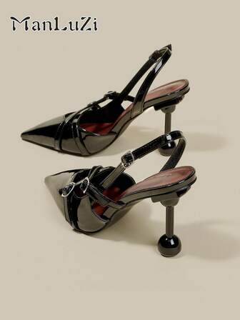 Damskor i svart lackläder med spetsig tå, asymmetriska kitten heel-pumps, eleganta formella modeskor med stängd tå och sexigt spänne i fotled.