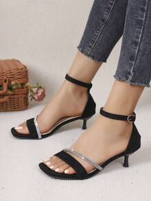 Giày cao gót kiểu dáng mới châu Âu và Mỹ, gót trung bình, đế chunky, mũi vuông, quai ngang, màu bạc, đa năng, tối giản, hở mũi dành cho nữ, đế mềm chống trơn trượt, thoải mái cho kỳ nghỉ, phù hợp cho thanh thiếu niên. - màu đen - Xem 1