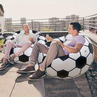 1 pieza Sofá inflable con diseño de fútbol (asiento individual), material de PVC duradero, silla de ocio, decoración con tema deportivo, sofá inflable moderno, adecuado para uso en interiores/exteriores, para sala de estar, dormitorio, oficina, balcón, viajes, camping, picnic, silla inflable portátil, muebles de picnic, diseño de moda, cojín cómodo, sillón perezoso, aplicable para suministros de oficina, mercancía de fútbol, decoración de patio, accesorios de camping, regalo de fútbol, regalo personalizado