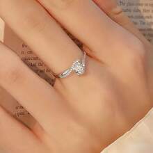 925纯银镂空扭曲四爪圆形订婚戒指，优雅百搭，适合日常佩戴和送礼场合，情人节珠宝