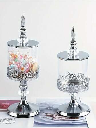Lyxig godisburk i glas med lock - perfekt för heminredning och soffbordsstyling. Denna eleganta glasburk i vintage-stil i europeisk stil med polerat metalllock är ett idealiskt val för bänkskivor och bordsskivor i vardagsrummet under Ramadan, samt en trendig förvaringsmöbel för heminredning. Förvaringsburken i kristallglas med lockdesign passar perfekt till soffbord i vardagsrummet i europeisk-amerikansk stil, ett idealiskt dekorativt förvaringsalternativ.