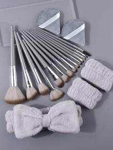 Zestaw 19 pędzli do makijażu, zawiera 14 pędzli z miękkiego włosia + 2 gąbki do makijażu + 1 opaskę na głowę + 2 opaski na nadgarstki, kompletne narzędzia do makijażu dla początkujących - Srebro - Zobacz 3