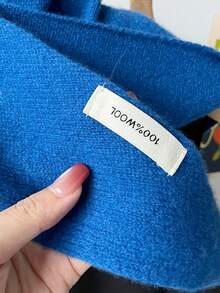 1条纯羊毛三角围巾，用途广泛，保暖性极佳，适合冬季佩戴，可作头饰或时尚多功能礼品。