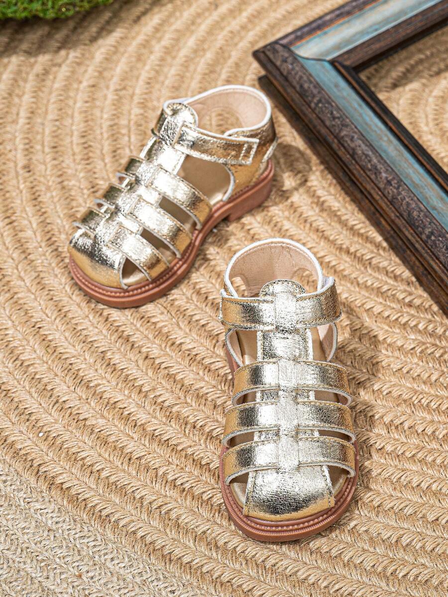 1 双时尚女童凉鞋，采用闭趾设计和魔术贴搭扣——经典百搭的平底儿童凉鞋，由 PU 皮革制成，易于穿脱，配有防滑鞋底和透气内衬，适合 1-8 岁儿童日常穿着和夏季户外度假。 - 金色 - 查看 1