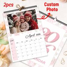 1-2 pezzi Calendario 2026, Floreale Rosa, Foto di Famiglia, Calendario Personalizzato da 12 Mesi, Regalo per la Migliore Amica, Regalo per Ragazze, Decorazione per la Casa, 12 Foto Diverse, Foto di Coppia, Foto di Matrimonio, Calendario da Parete per Famiglia, Personalizzazione Foto, Decorazione per la Casa, Regalo di Nuovo Anno, Personalizzazione Foto, Piccolo Regalo, Regalo per le Feste, Nuovo Anno, Adatto per Famiglia, Amici, Decorazione per Feste, Versione in Inglese